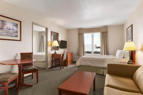 En eller flere senge i et værelse på Days Inn & Suites by Wyndham Winkler