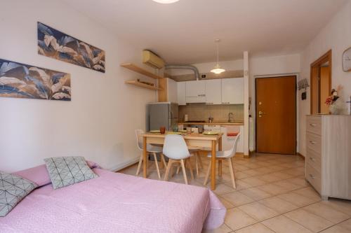 Desenzano apartment with garden, garage and pool
