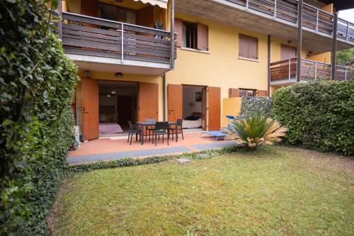 Desenzano apartment with garden, garage and pool