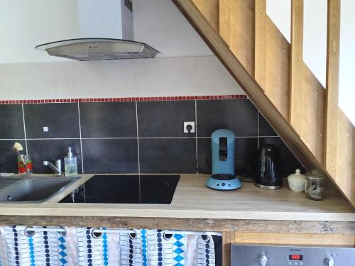 a kitchen with a sink and a counter top at Le Stud' à Saint Pierre d'Oléron ! in Saint-Pierre-dʼOléron