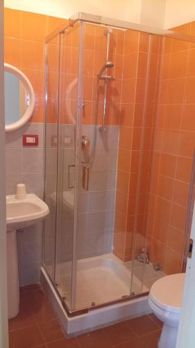 eine Dusche mit Glastür im Badezimmer in der Unterkunft Helly House in Isernia