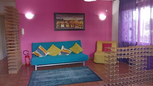 ein Wohnzimmer mit blauem Sofa und gelben Kissen in der Unterkunft Helly House in Isernia