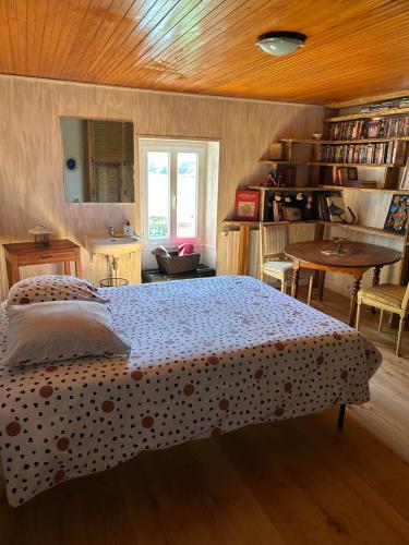 a bedroom with a bed and a wooden ceiling at Chambre 1 bord de rivière in Damvix