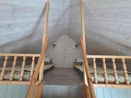 a room with two bunk beds in a cabin at Eero Majutus in Kärdla