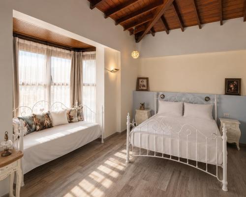 ein Schlafzimmer mit zwei weißen Betten und einem Fenster in der Unterkunft D'core Alacati in Cesme