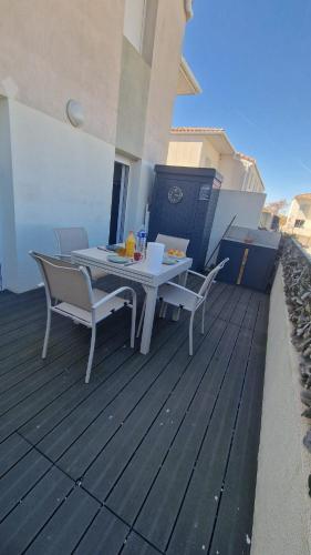 Beau duplex CAP CAMARGUE piscine 4 pers terrasse et parking dans résidence sécurisée