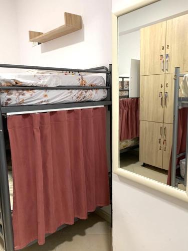 Llit o llits en una habitació de Mateo Hostel