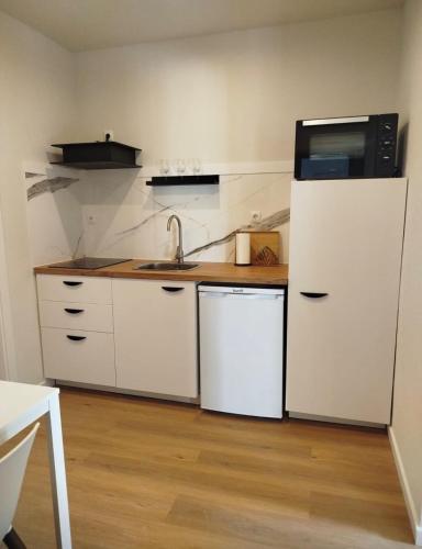 Cosy and Renewed 1 Bedroom Apt in Campolide - 2S FRENTE