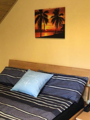a bed with a picture of palm trees on it at Gemütliches Studio am Riepen in Hameln