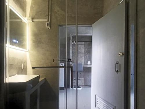 a bathroom with a glass shower and a sink at View Doi Resort in Ban Mai Thung Mot