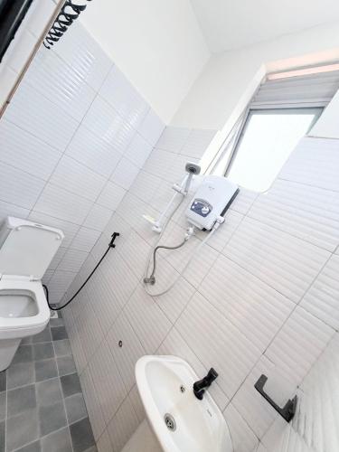 a bathroom with a toilet and a sink at Perfect Homes Namugongo in Kasiyirize