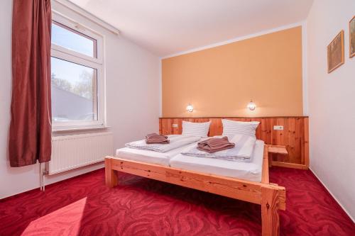 a bedroom with two beds in a room with a window at Wellengang in Thiessow