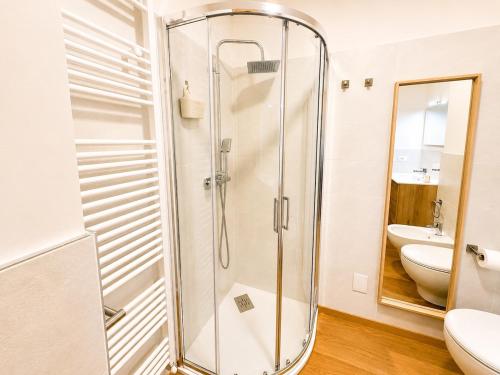 a shower in a bathroom with a toilet and a sink at Rosso Betulle, Free Park and Ski room in Camporosso in Valcanale