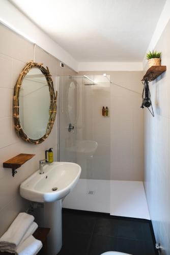 a bathroom with a sink and a shower with a mirror at Briisa De Ness in Nesso