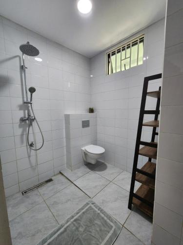 ein Badezimmer mit Dusche und Toilette in der Unterkunft Aurelia in Paramaribo