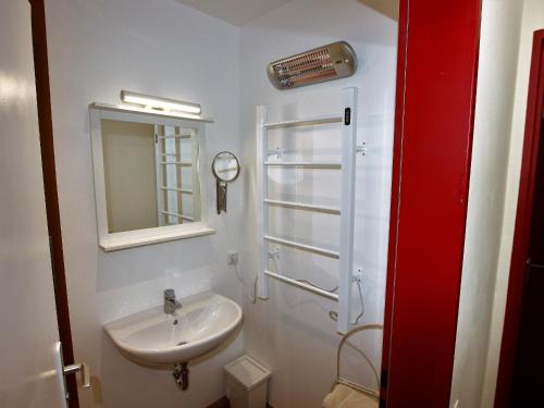 a bathroom with a sink and a mirror at Ferien- & Freizeitpark Grafenhausen in Grafenhausen