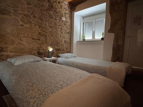 Valença Riverside by BeeFlatsBnB tesisinde bir odada yatak veya yataklar