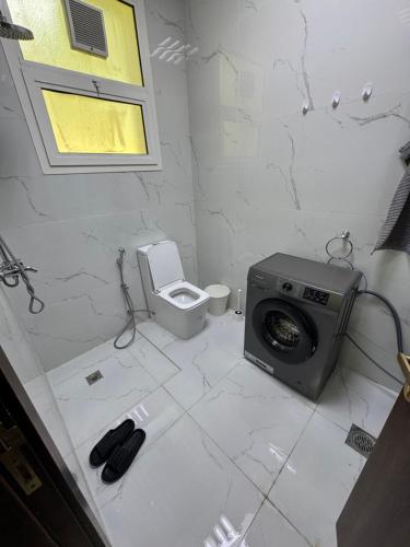 a small bathroom with a toilet and a microwave at روز للاستديوهات المفروشة in Abu Dhabi