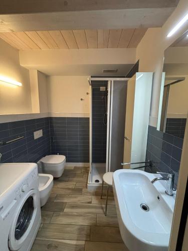 a bathroom with a washing machine and a sink at Residence Fortuna - Appartamento Gori in Fano