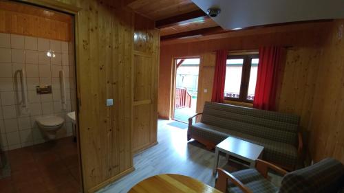 a waiting room with a bench and a toilet at Dw Perła Sarbinowo in Sarbinowo