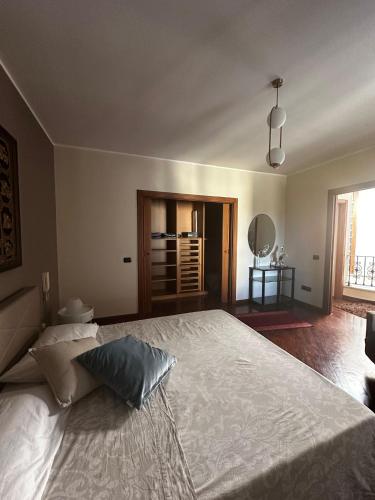 a bedroom with a large white bed in a room at Villa D&C casa affitto breve in Frattaminore