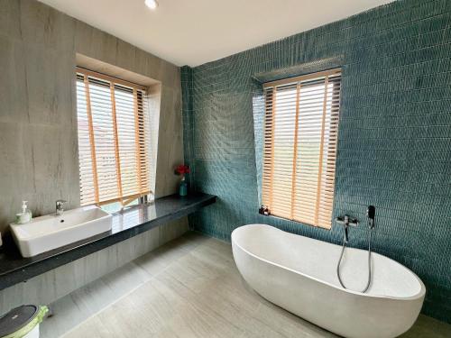 a large bathroom with a tub and a sink at Soleil Crown Boutique in Thôn Trường Giang