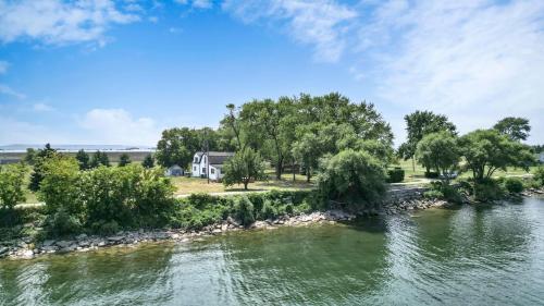 an aerial view of a house next to a river at The Majestic Oasis in Vineland Station