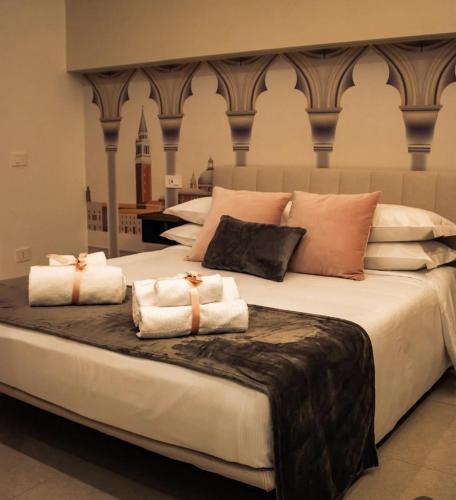 a large bed with two towels on top of it at B&B in centro in Eboli