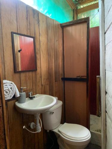 a bathroom with a toilet and a sink at Jungle Cabin - Satori Natural in Puerto Nariño