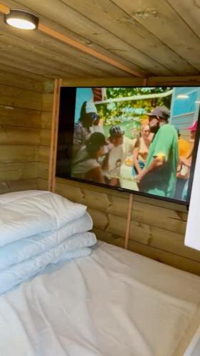 a bedroom with a tv in the wall with a bed at Nómada Hostel in El Palmar