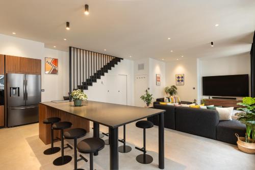 Le Loft MOHOM - Bourse du Travail - 4 Bedrooms, 4 Bathrooms, 4 Parkings