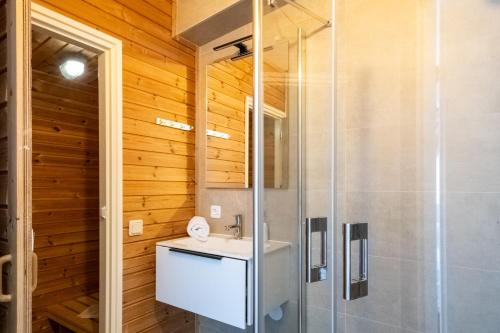a bathroom with a sink and a shower at Waddenresidentie Ameland - 2 en 4 persoons appartementen in Buren
