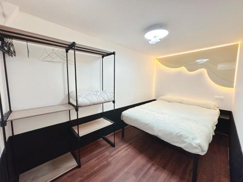 a bedroom with a bunk bed and a shelf at Paris maison-4min à Métro7-18min au centre de Paris in Villejuif