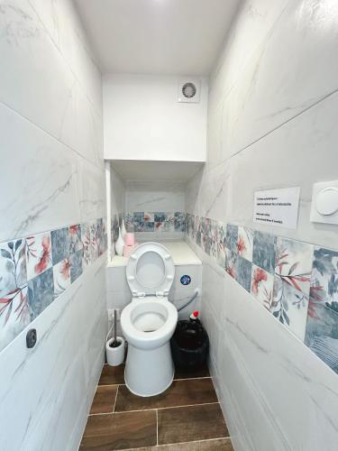 a bathroom with a toilet in a small room at Paris maison-4min à Métro7-18min au centre de Paris in Villejuif
