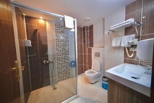 a bathroom with a shower and a sink and a toilet at TRUVA LİFE OTEl in Samandağı