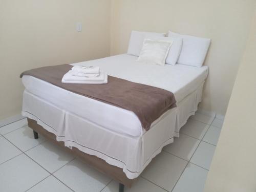 a large white bed in a white room at Rest. e Pousada Fabiao II in Itacarambi