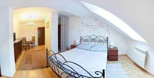 a bedroom with a bed in a room at Mazurska Tajemnica 1 in Łoje