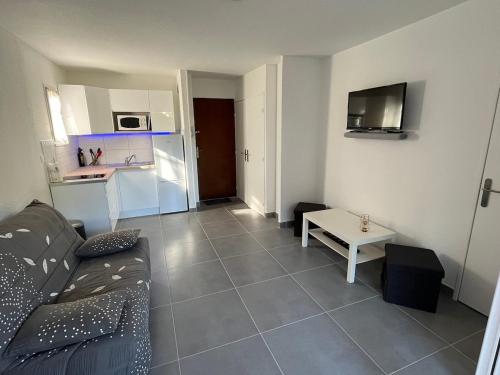 T2 proche naturiste , piscine , clim , parking
