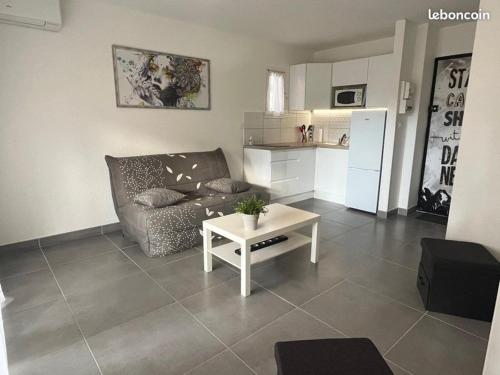 T2 proche naturiste , piscine , clim , parking