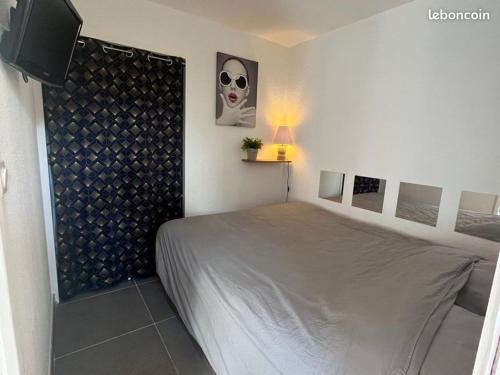 T2 proche naturiste , piscine , clim , parking