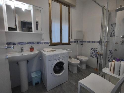 a bathroom with a washing machine and a sink at Agli Ulivi in Filo