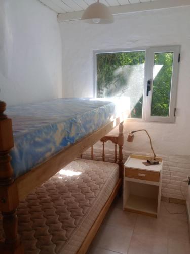 a bedroom with a bunk bed and a window at La casita de Gorrión in Villa Ventana