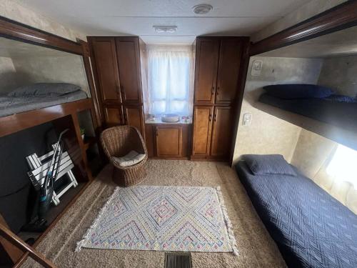 Un pat sau paturi într-o cameră la Camper Ymar