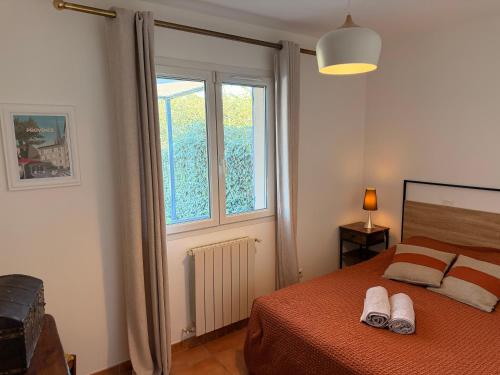 una camera da letto con un letto e una finestra di Villa Clémentine a Saint-Rémy-de-Provence