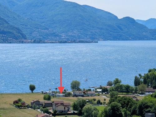 a view of a large body of water with a red pole at Casa Fee in Gravedona
