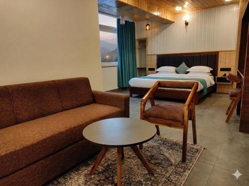 a living room with a couch and a bed at Hotel Oakland Landour in Mussoorie