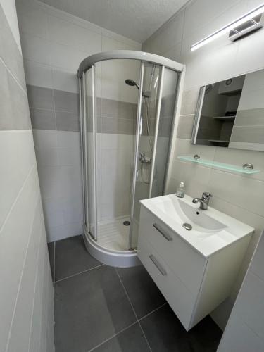 T2 proche naturiste , piscine , clim , parking