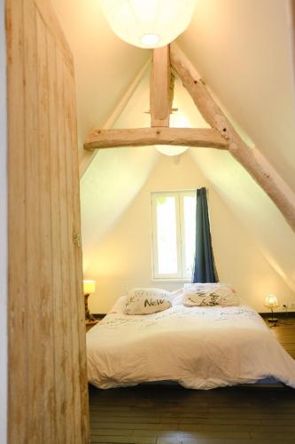 a bedroom with a bed in the attic at Le refuge, 4 personnes in Envermeu