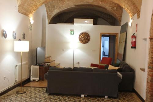 a living room with a couch and a table at Alojamiento El Monasterio in Almonaster la Real