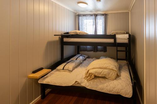 a room with two bunk beds in a room at Storgata 49 Appartements Svolvær in Svolvær
